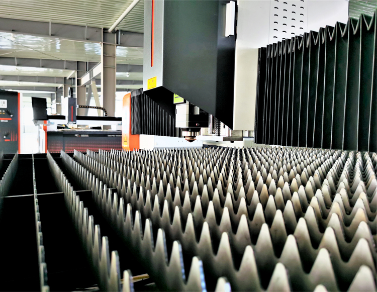 Machine de découpe laser à fibre 3015 pour la découpe à grande vitesse de matériaux métalliques de 1 à 6 mm