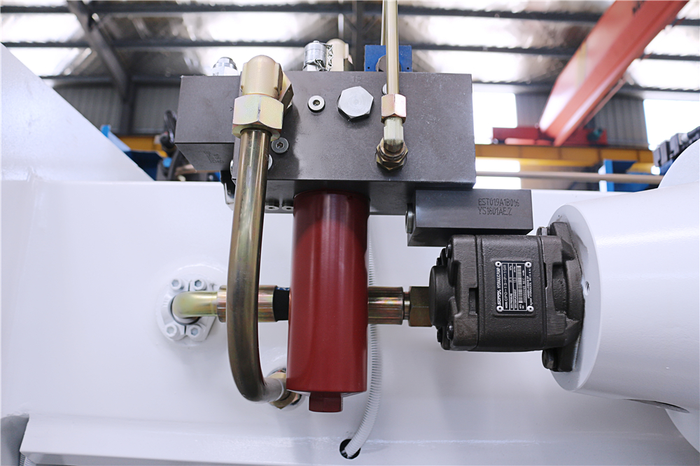 Presse plieuse hydraulique CNC 3 + 1 axes avec système ESA