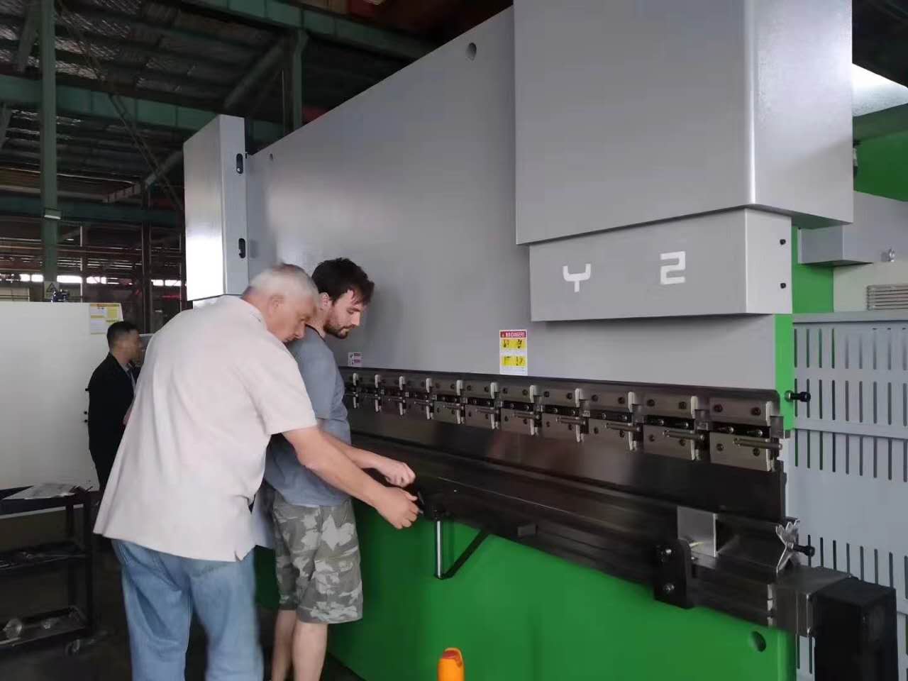 Presse plieuse hydraulique de commande numérique par ordinateur de plaque de tôle d'acier en métal de 63 tonnes pour le travail des métaux