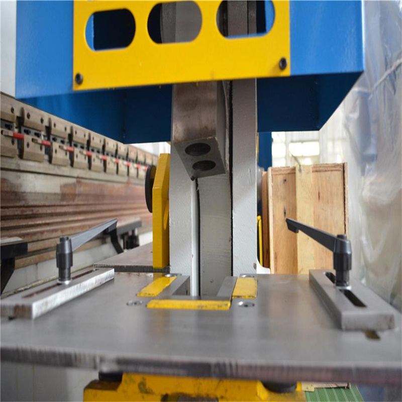 Machine de presse de poinçonnage de machine de poinçonnage de machine de travail de fer hydraulique de commande numérique par ordinateur de plaque de haute qualité
