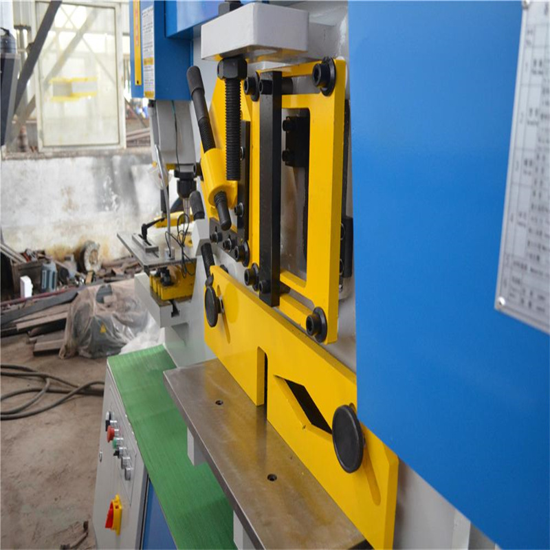Machine de presse de poinçonnage de machine de poinçonnage de machine de travail de fer hydraulique de commande numérique par ordinateur de plaque de haute qualité