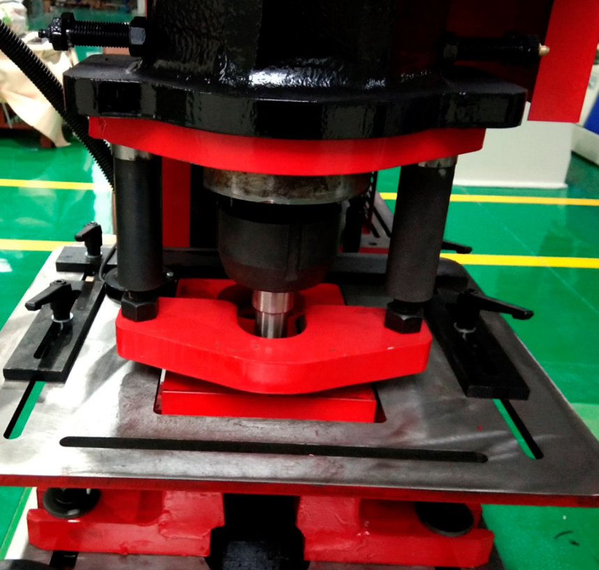 Machine de cisaillement et de poinçonnage hydraulique pour ferronnier série Q35y